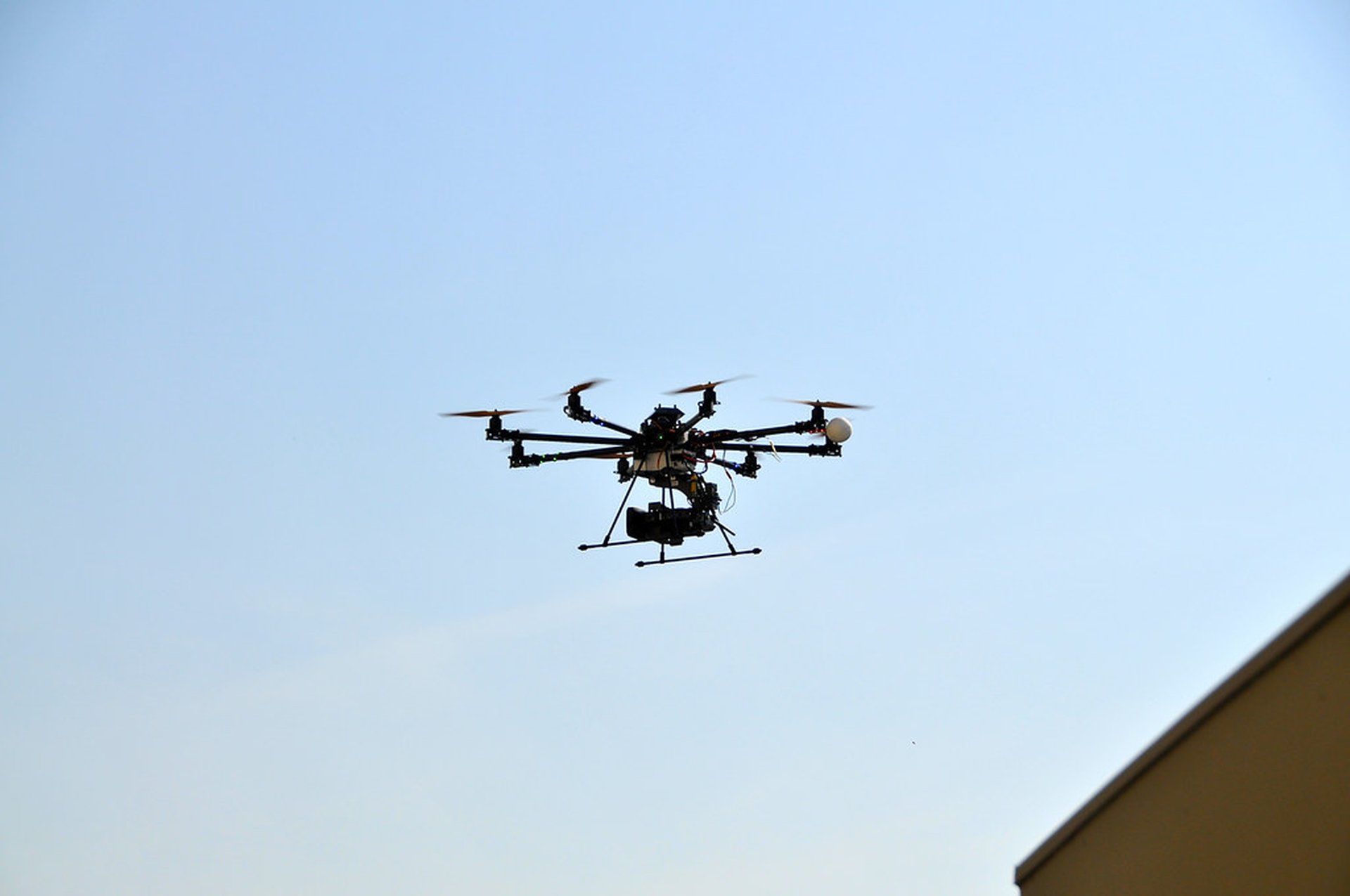 Drone professionnel dans un atelier de fabrication aéronautique